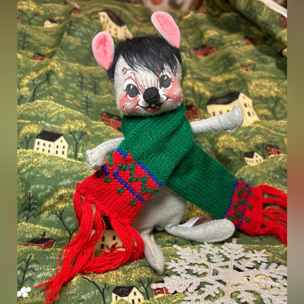 Annalee Dolls 6 in. Christmas Mouse with Oversized Scarf Posable Hand-Painted